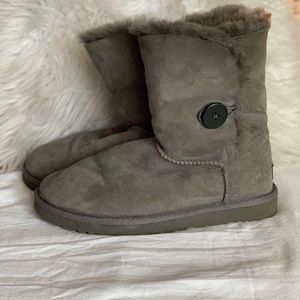 Size 9 Bailey Button Ugg